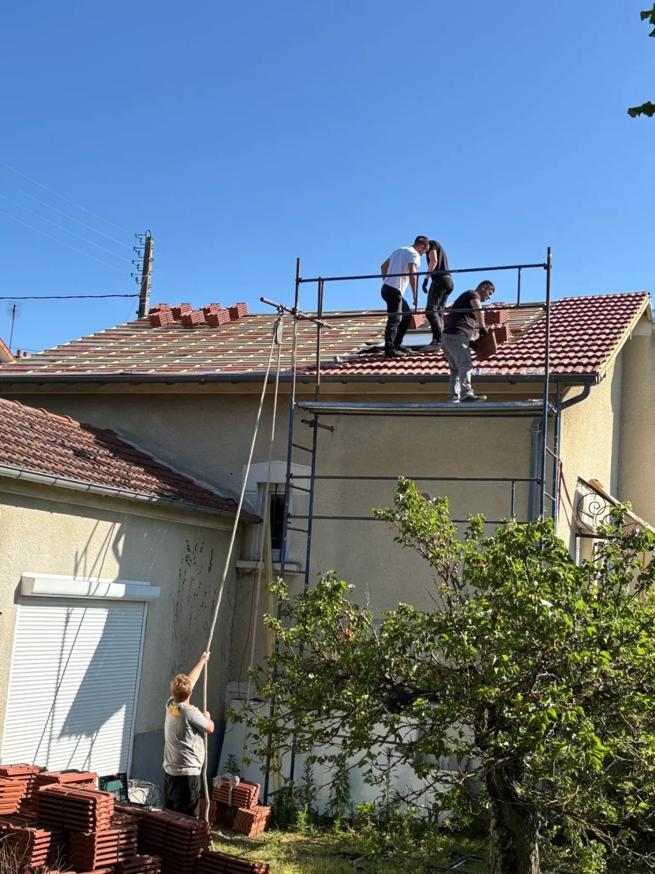Réfection complète de toiture en tuiles avec échafaudage — équipe ETS Louis Couvreur en intervention