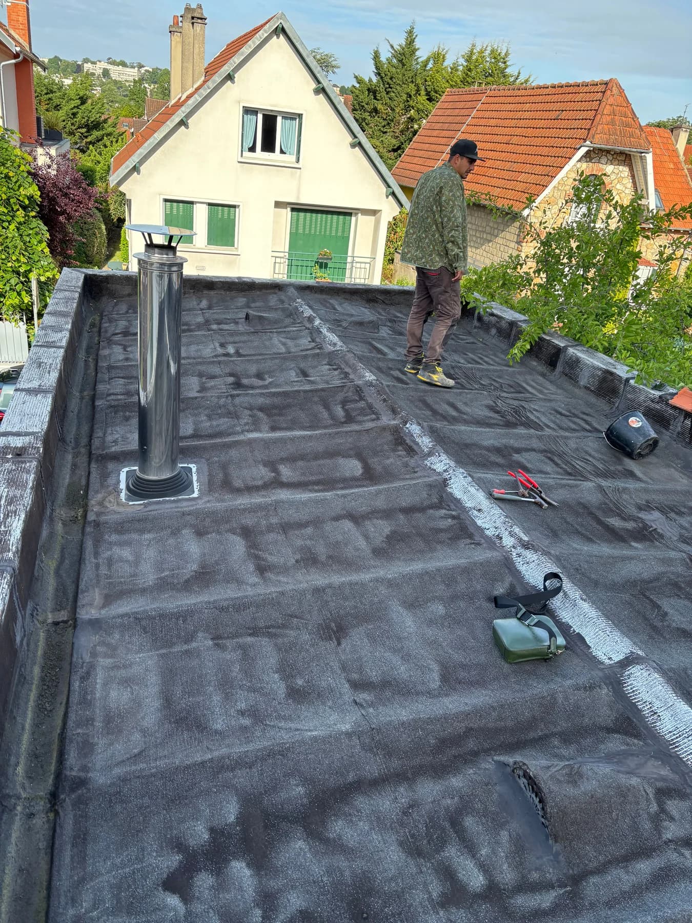 Étanchéité bitumineuse de toiture terrasse avec sortie de cheminée inox — ETS Louis Couvreur