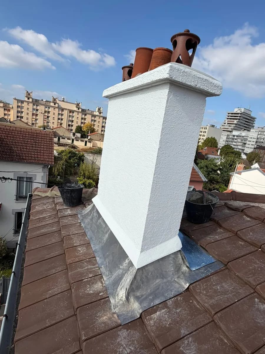 Souche de cheminée reprise, enduit neuf et solin refait en zinc ceinturant l'ouvrage à la place du mortier