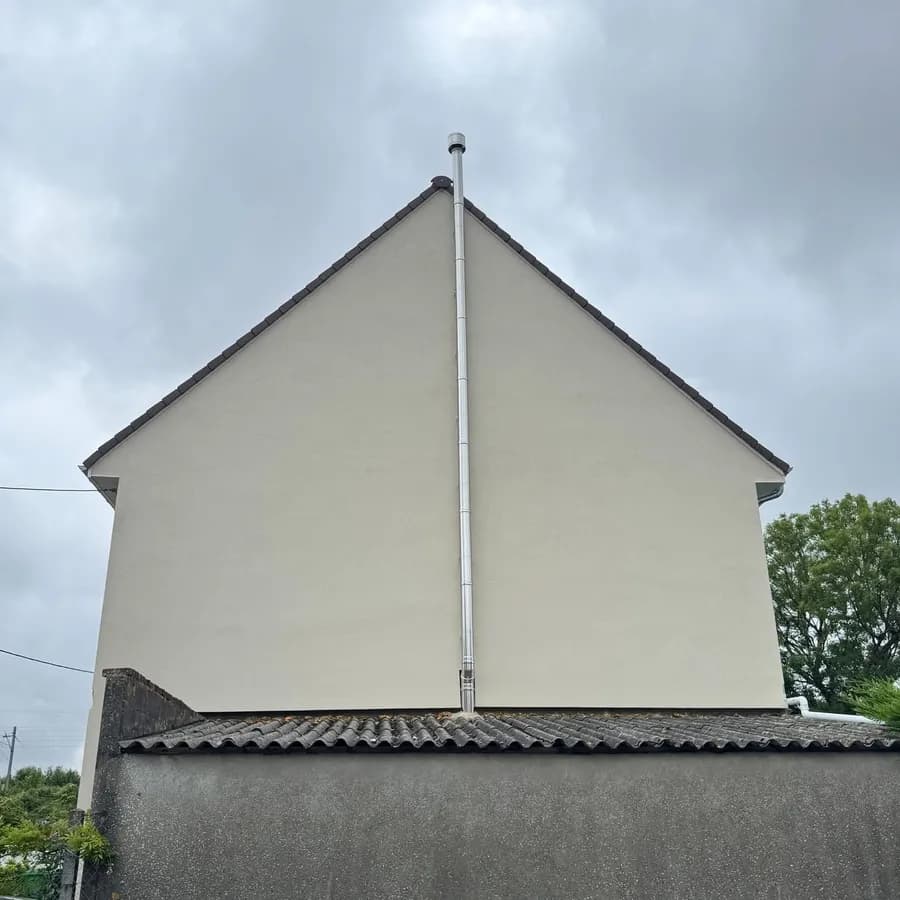 Pignon ravalé, enduit blanc crème et conduit inox neuf — ETS Louis Couvreur