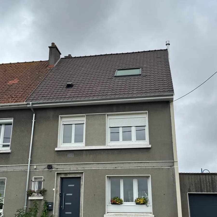 Maison après réfection, tuiles anthracite neuves et Velux — ETS Louis Couvreur