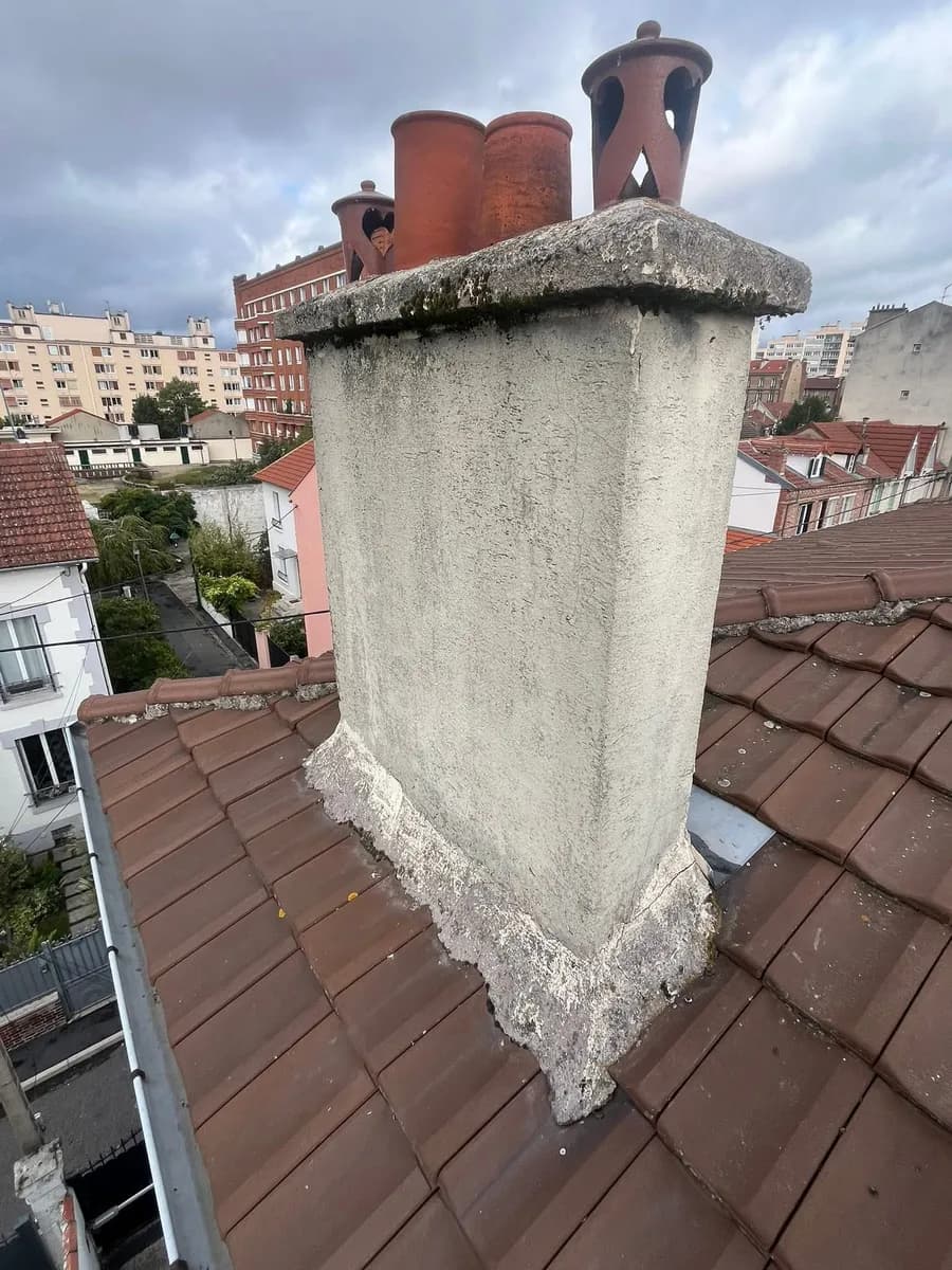 Cheminée encrassée avant rénovation — ETS Louis Couvreur