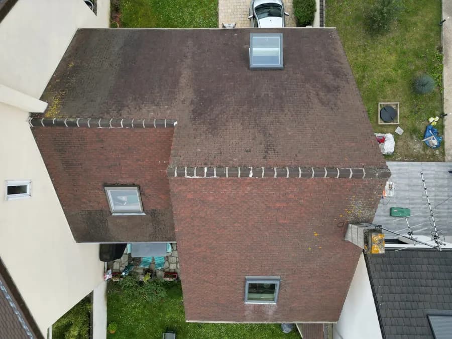 Toiture vue drone avant réfection — tuiles mousse et dégradées — ETS Louis Couvreur