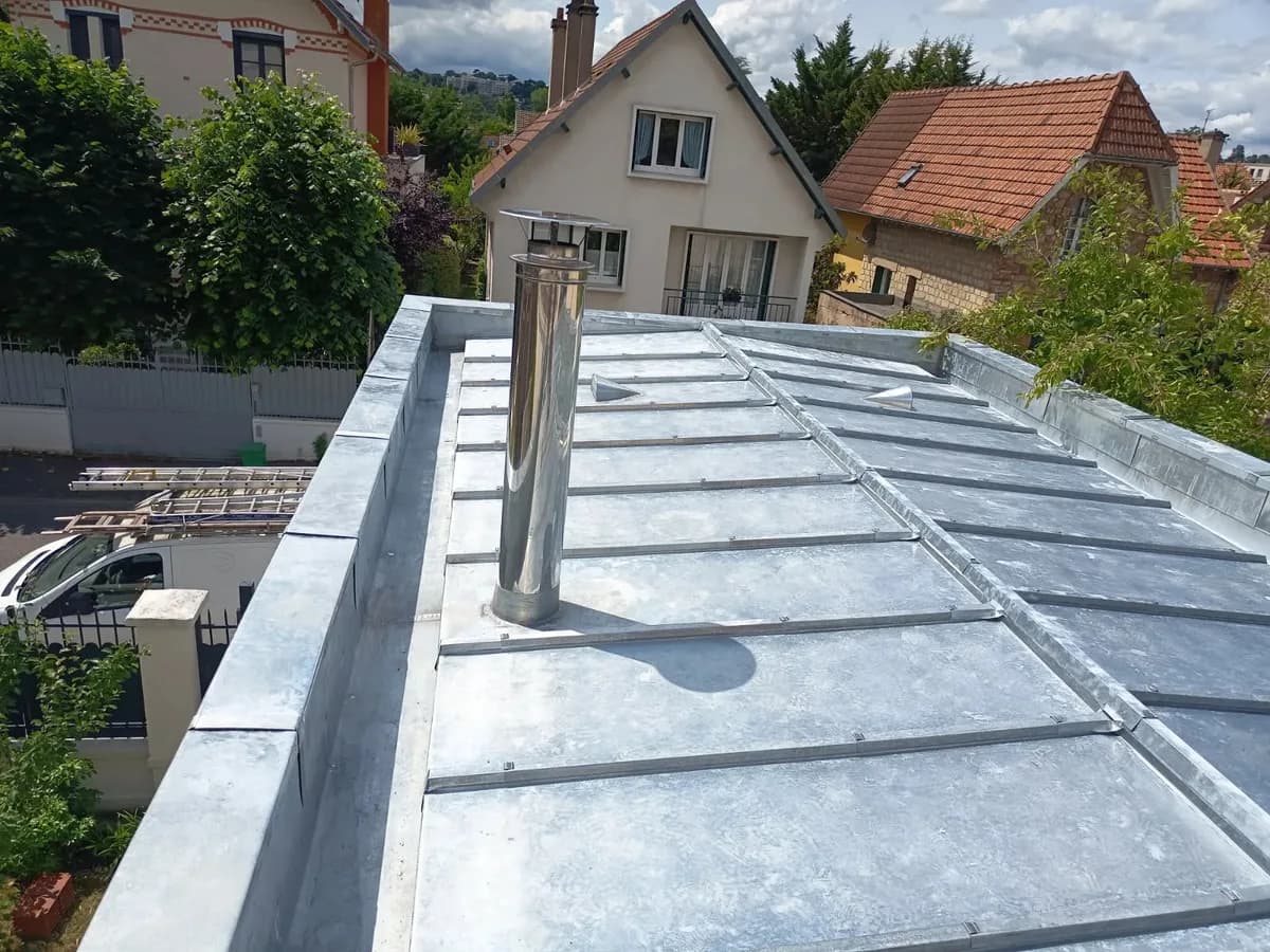 Couverture en zinc à joint debout sur toiture à faible pente, acrotères habillés en zinc — chantier ETS Louis Couvreur