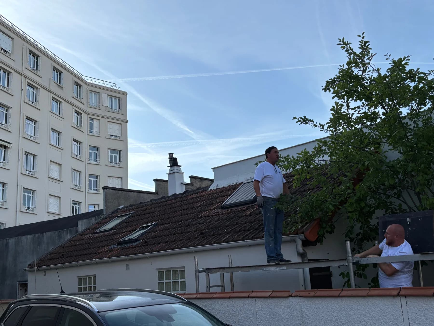 L'équipe d'ETS Louis Couvreur sur un chantier de toiture au Vésinet — pose de Velux et reprise de couverture en tuiles