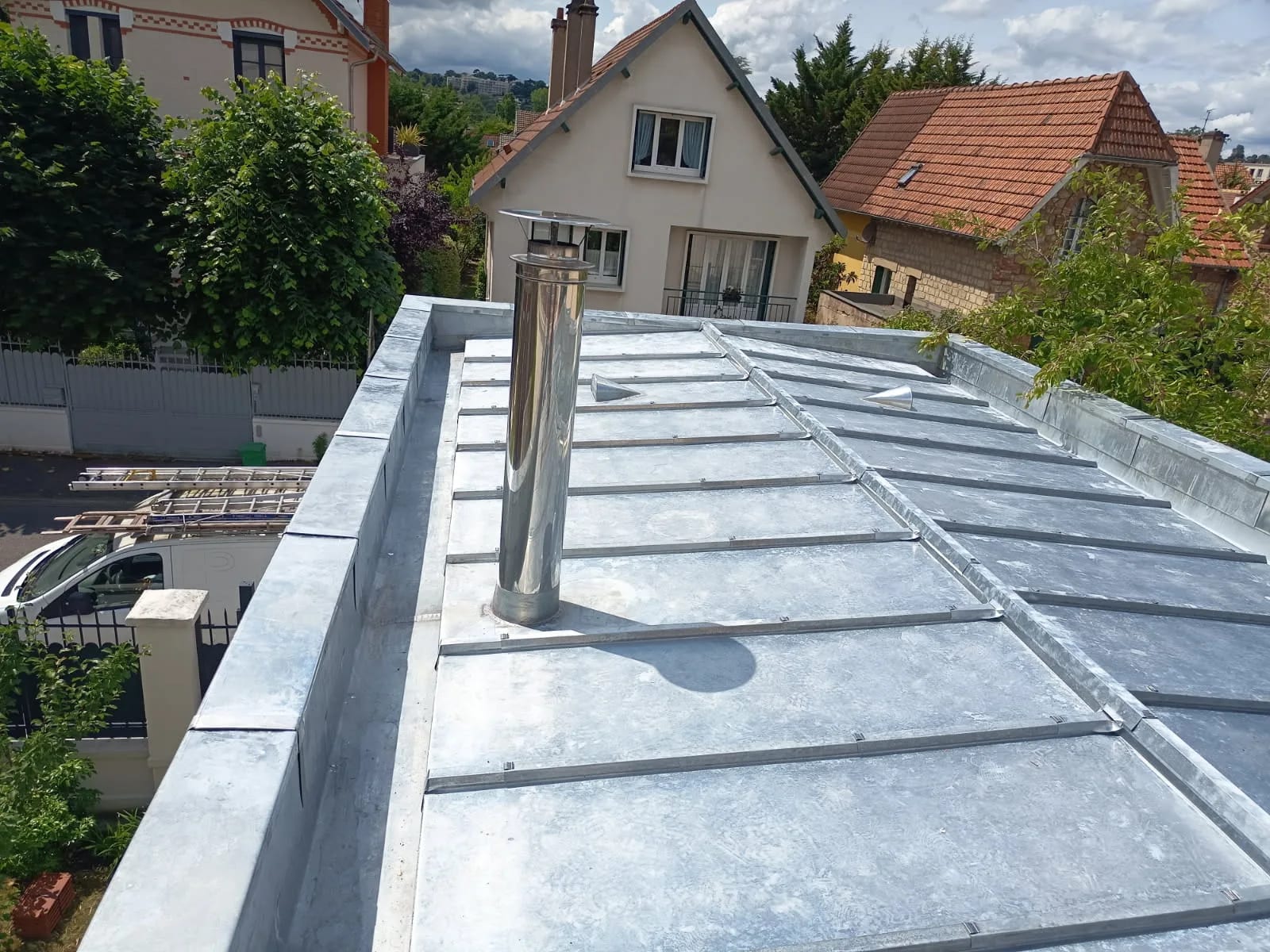 Toiture zinc rénovée par ETS Louis Couvreur — Le Vésinet