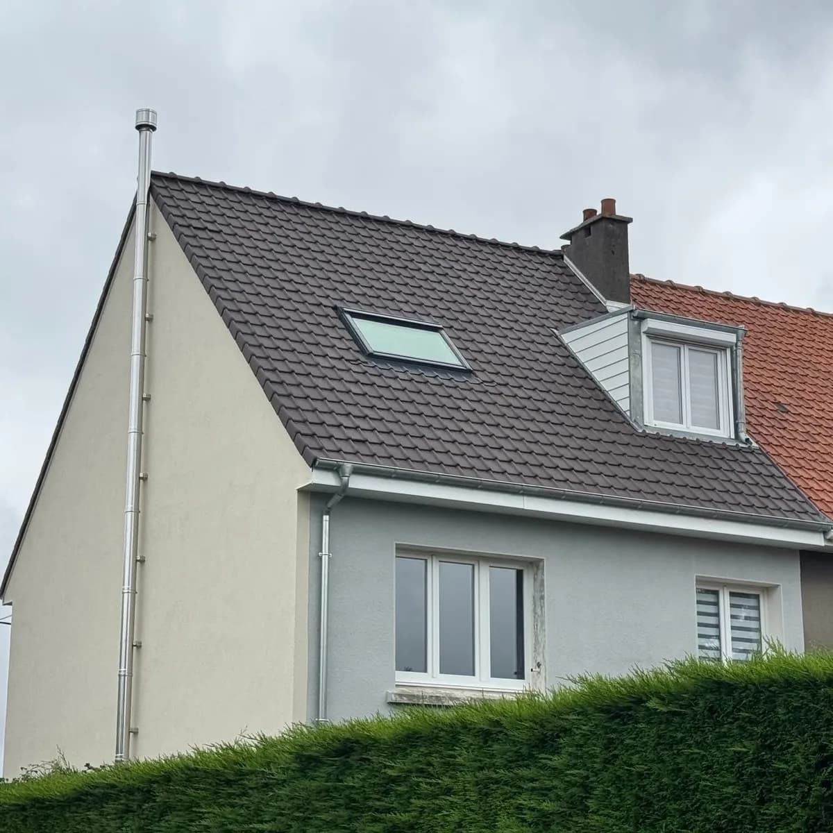 Toiture après réfection, Velux et gouttières zinc — ETS Louis Couvreur